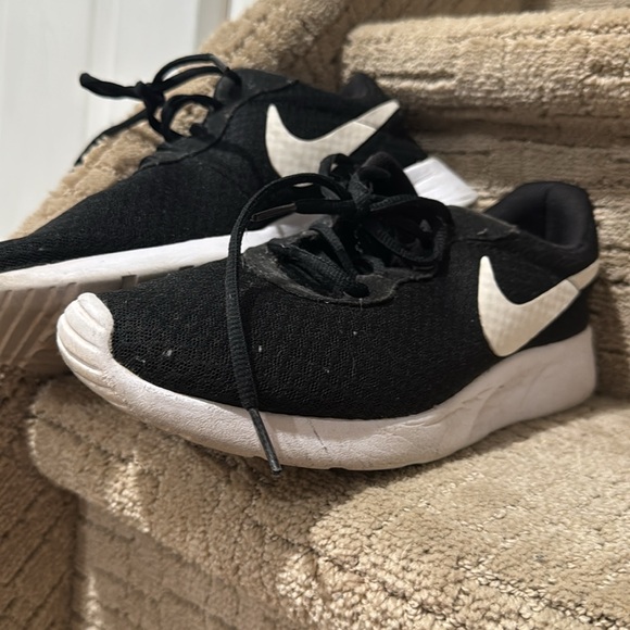 Nike Women’s Tanjun Sneaker - Picture 2 of 8